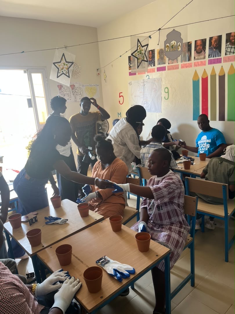 Enfants en atelier de rempotage