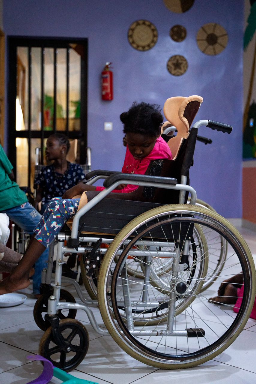 Enfant en fauteuil